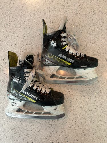Junior Bauer Vapor X4 Hockey Skates Regular Width Size 2 (Used)