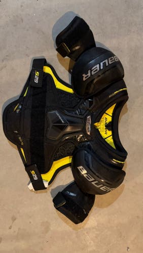 Large Junior Bauer Supreme S29 Shoulder Pads (Used)