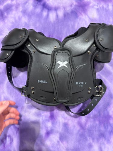 Medium Youth Xenith Flyte 2 Shoulder Pads (Used)