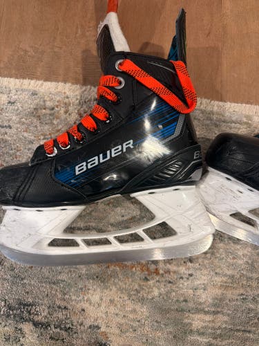 Black Bauer Hockey Skates Regular Width Size 1 (Used)