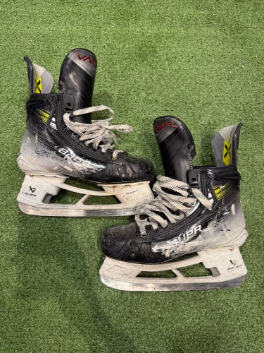 Intermediate Bauer Vapor Hyperlite 2 Hockey Skates 6 (Used)