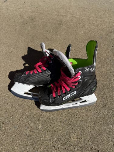 Black Bauer XLS Hockey Skates Regular Width Size 1 (Used)