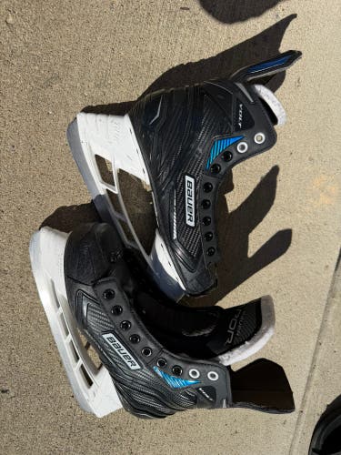 Black Bauer Vapor VOLT Hockey Skates Regular Width Size 5 (Used)