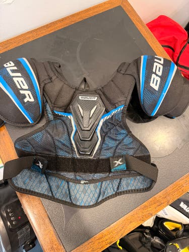 Medium Intermediate Bauer Shoulder Pads (Used)