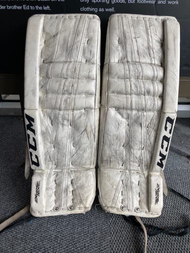 CCM Extreme Flex II 860 Goalie Leg Pads | 30" Intermediate