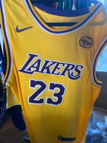 Yellow XXL Adult Unisex Nike Jersey (New) LeBron James