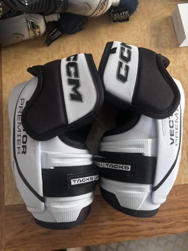 Senior Medium CCM Tacks Vector Premier Elbow Pads (New)