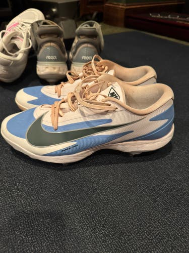 White Men's Size M 12.0 (W 13.0) Nike Low Top Metal (Used)