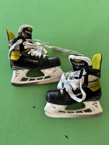 Junior Bauer Supreme 3S Hockey Skates Regular Width Size 3