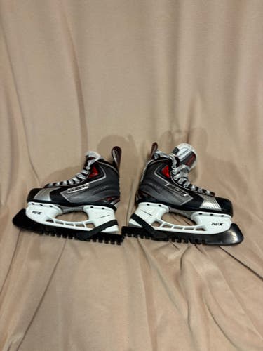 Black Bauer Vapor X50 Hockey Skates Regular Width Size 4 (Used)