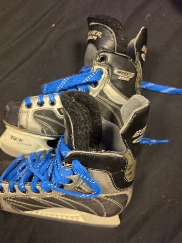 Bauer Supreme 2090 Hockey Skates Size 3.5 (Used)