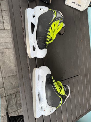 Graf Supra G5500 Hockey Goalie Skates Regular Width 9 (Used)