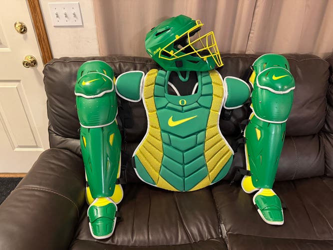Nike Diamond Elite Catcher's Set Oregon Ducks 17” with Custom Allstar MVP pro mask 7-7.5
