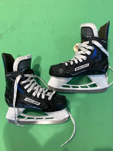 Junior Bauer Vapor VOLT Hockey Skates Regular Width Size 2 (Used)