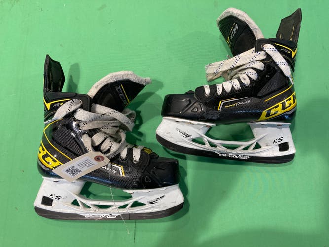 Intermediate CCM Super Tacks AS3 Hockey Skates Regular Width Size 4 (Used)