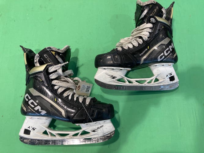 Intermediate CCM AS-V Hockey Skates Regular Width 6.5 (Used)