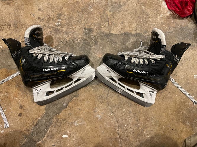 2022 Bauer Supreme M5 Pro Hockey Skates Size 4.5 (Used)