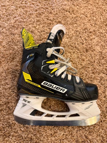 2022 Bauer Supreme M4 Hockey Skates Regular Width Size 1 (Used)