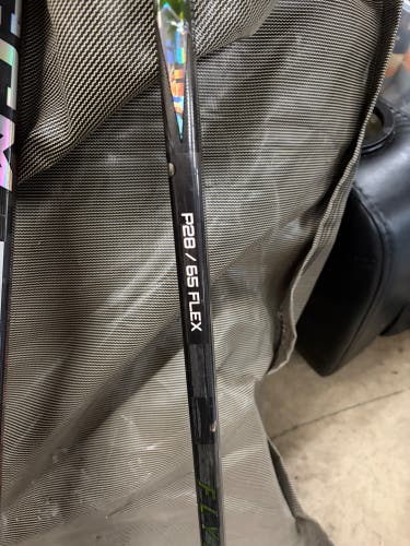 Intermediate Bauer Vapor Flylite Right Handed Hockey Stick P28 65 Flex (Used)