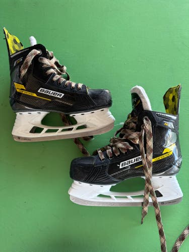 Intermediate Bauer Supreme M3 Hockey Skates Regular Width Size 5.5