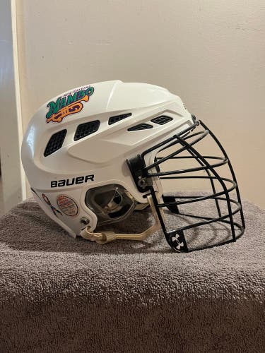 Box lacrosse helmet