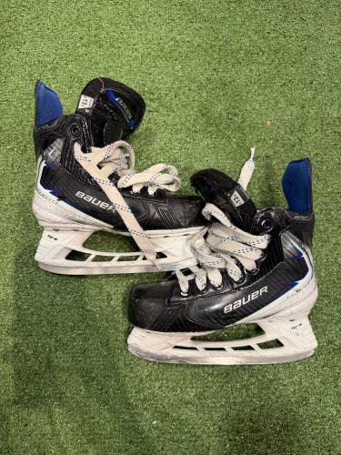 Youth Bauer Vapor Flylite Hockey Skates Regular Width 13.5 (Used)