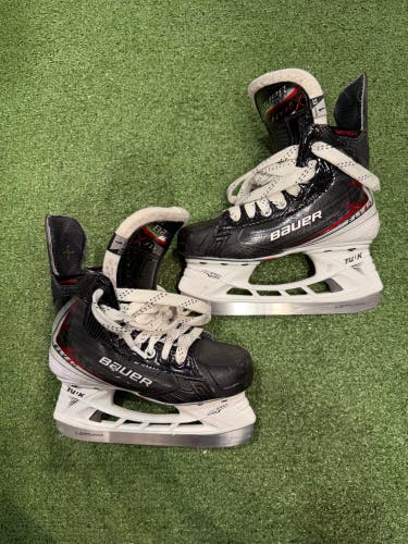 Junior Bauer Vapor Fly40 Hockey Skates Extra Wide Width Size 1 (Used)