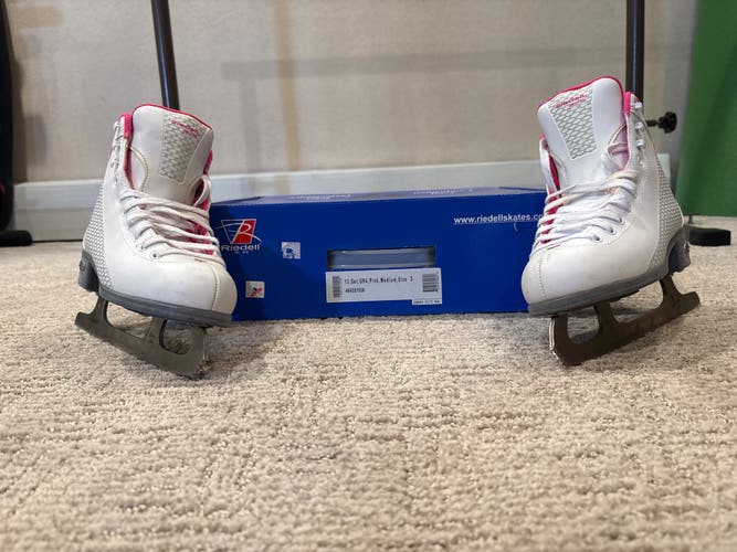 White Riedell Skates Regular Width Size 3 (Used)