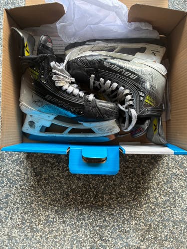 Black/Yellow 2023 Bauer Vapor Hyperlite 2 Hockey Skates Regular Width Size 5 (Used)