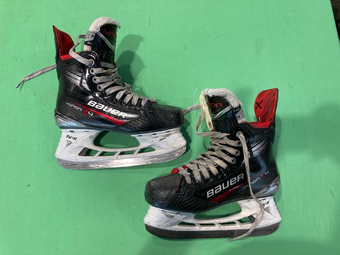 Intermediate Bauer Vapor X4 Hockey Skates Size 4 (Used)