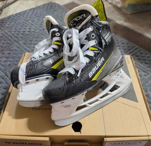 Bauer Hockey Skates Vapor X 4Extra Wide Width Size 3.5 (Used)