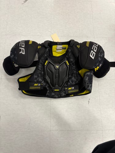 Medium Senior Bauer Supreme M3 Shoulder Pads (Used)