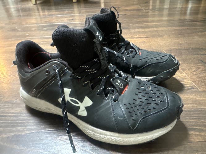Black Unisex 5.5Y (Big Kids / Youth) Youth Under Armour Yard Turf Shoes (Used)