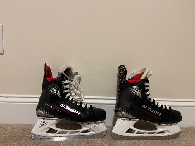 2023 Bauer Vapor X4 Hockey Skates Extra Wide Width Size 5 (Used)