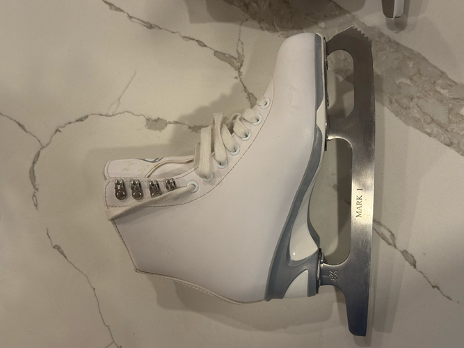 Jackson Ultima Women's Finesse Series 150 Figure Skates (Used) size 4