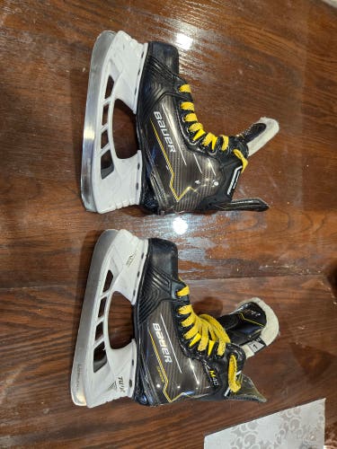 Black Bauer Supreme M40 Hockey Skates Extra Wide Width Size 1