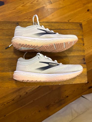 Brooks Revel 7 Women’s Size 9m (Used)
