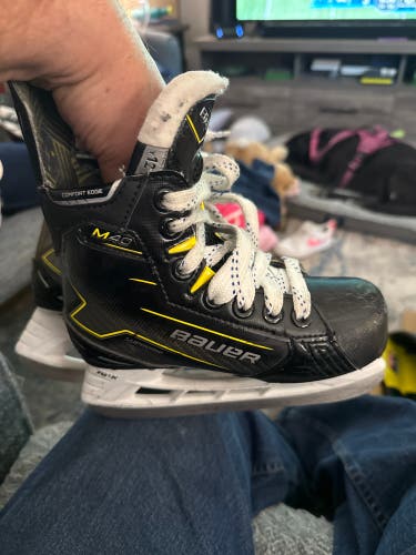 2024 Bauer Supreme M40 Hockey Skates 12 (Used)