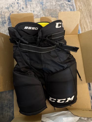 Youth Medium CCM Tacks 9550 Hockey Pants (Used)