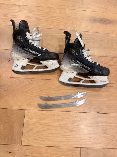 2023 Bauer Vapor Hyperlite 2 Hockey Skates Size 4.5 (Used)