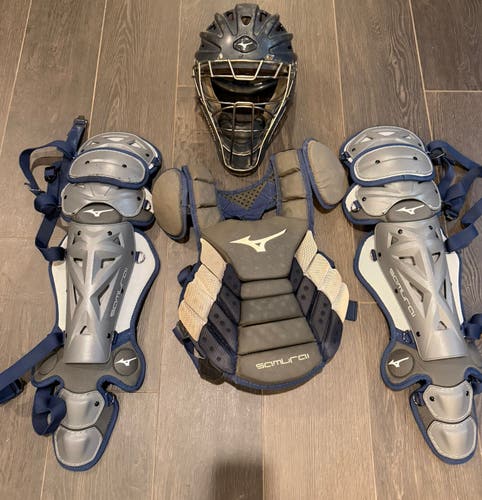 Black/Navy Mizuno Samurai Catcher's Set (Used)