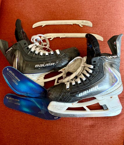 2025 Bauer Vapor Flylite Hockey Skates Regular Width Size 2.5 (Used)