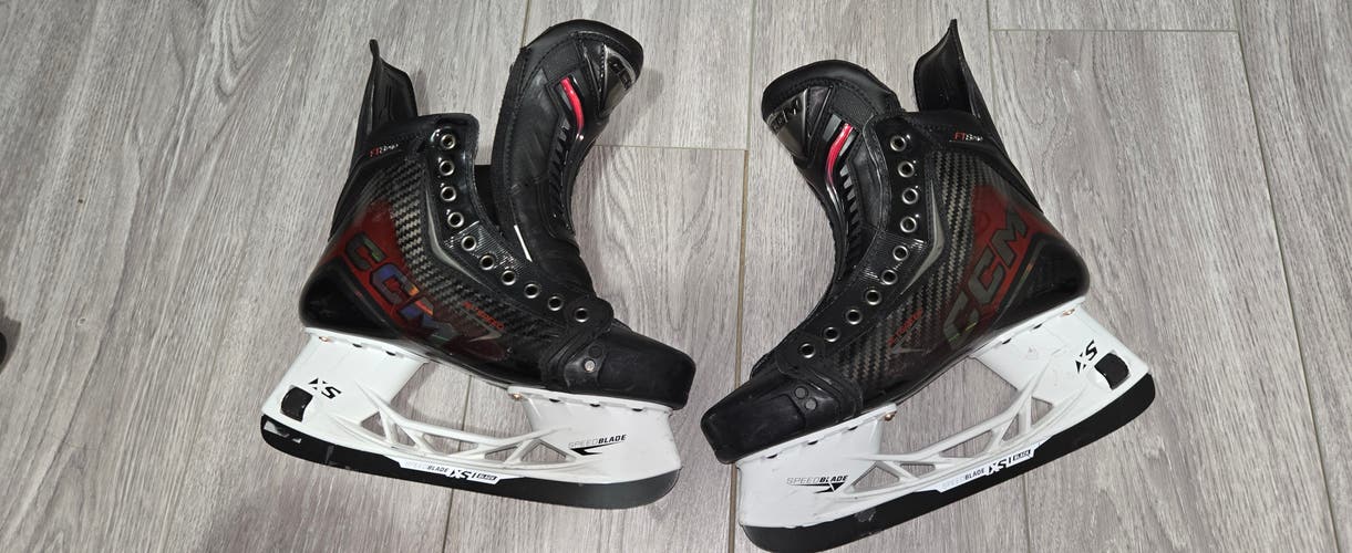 2025 CCM JetSpeed FT8 Pro Hockey Skates Regular Width 8 (Used)