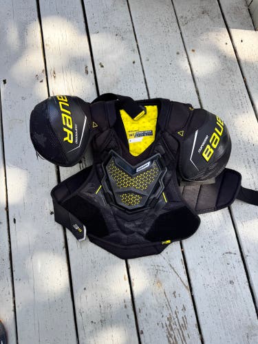 Men's Medium Intermediate Bauer Supreme 3S Shoulder Pads (Used)