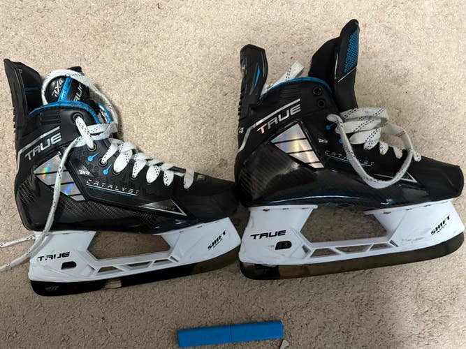 2024 True Catalyst 7x4 Hockey Skates Wide Width 7.5 with Bladetech Runners (Used)