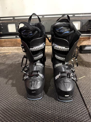 Mondo 25 & 25.5 Women's Atomic Hawx 95 All Mountain Ski Boots Medium Flex (Used)