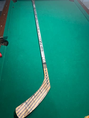 Senior Easton Right Handed Hockey Stick Less Than 30 Flex (Used)composite 2piece
