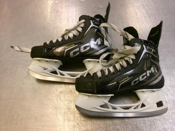 Used CCM TACKS XF70 Junior Hockey Skate Junior 04 11339-S000207828