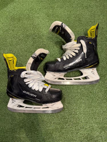 Intermediate Bauer Supreme M4 Hockey Skates Size 5 (Used)