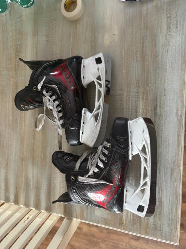 2025 CCM JetSpeed FT8 Pro Hockey Skates Regular Width Size 4 (Used)
